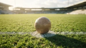 Fußball auf dem Elfmeterpunkt eines markierten Spielfelds