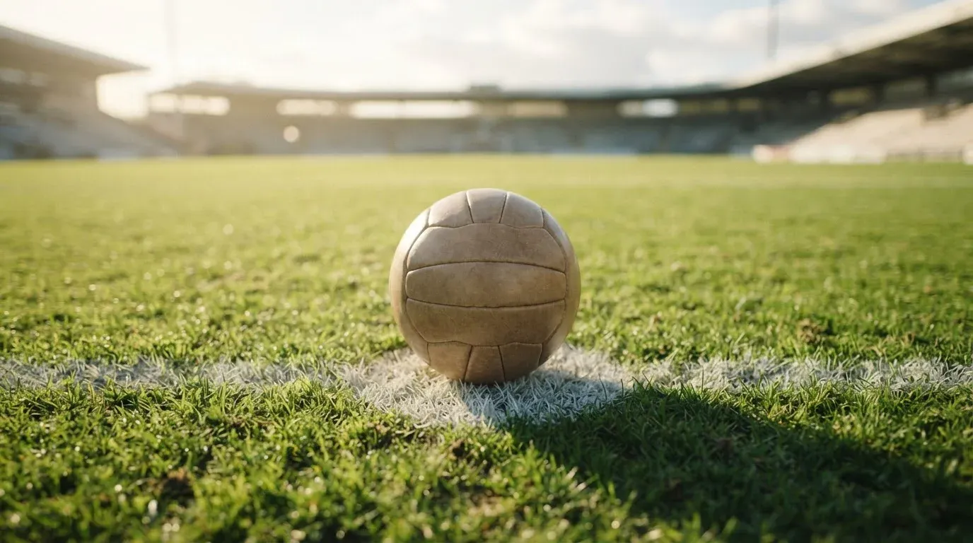 Fußball auf dem Elfmeterpunkt eines markierten Spielfelds